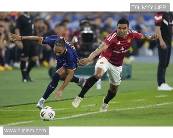 足球巨星华丽西装登场展现风采引领时尚潮流震撼全场